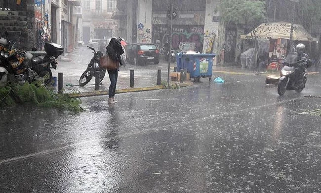 Η «Νεφέλη» σαρώνει την Αθήνα – Σε ποιους δρόμους εντοπίζονται προβλήματα (Εικόνες)